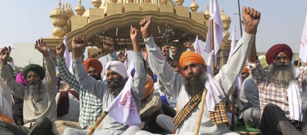 Farmers shout slogans as they block a road during a protest strike against the recent passing of agriculture reform bills in the parliament, at the golden entrance gate in Amritsar on 5 November 2020 - Sputnik International