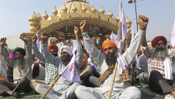 Farmers shout slogans as they block a road during a protest strike against the recent passing of agriculture reform bills in the parliament, at the golden entrance gate in Amritsar on 5 November 2020 - Sputnik International