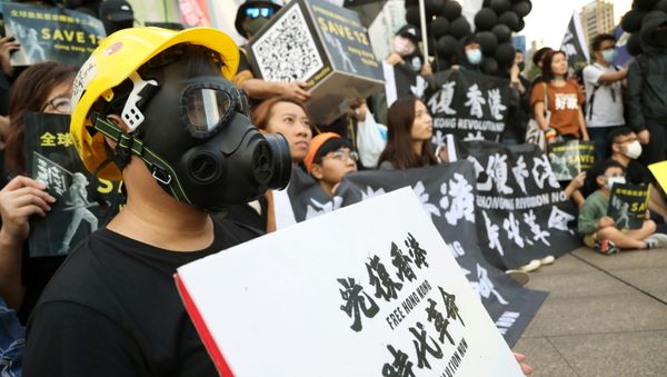 Protesters holding placards attend a rally calling China to release 12 Hong Kong people arrested at sea by mainland authorities, in Taipei - Sputnik International