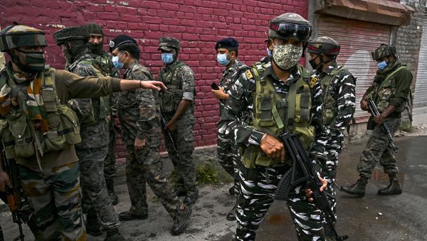 Security personnel gather near the site where suspected militants fired at police near Nowgam bypass in Srinagar on August 14, 2020. - At least two policemen were killed and another got injured after militants allegedly opened fire on police party in Nowgam area, local media reported on August 14. - Sputnik International