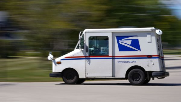 A mail truck moves down a street 18 August 2020, in Fox Point, Wisconsin.  - Sputnik International