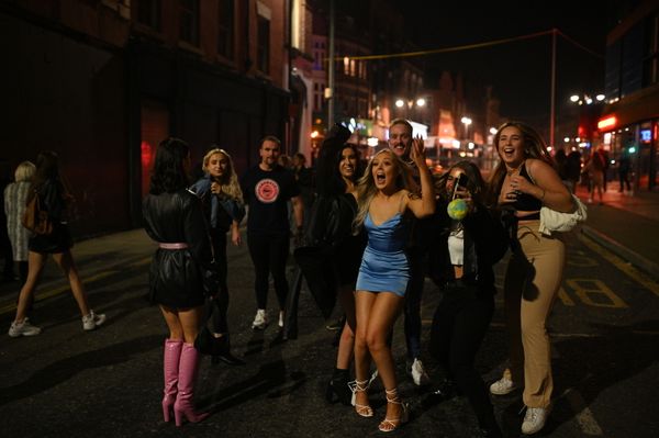 Revellers are seen in the street after a pub's closing time in Leeds, northern England on 4 November 2020, on the eve of a second COVID-19 lockdown in an effort to combat soaring infections. - Sputnik International