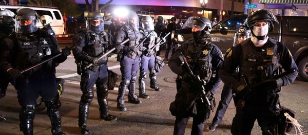 Police stand in front of demonstrators during a protest the day after Election Day in Portland, Oregon, U.S., November 4, 2020 - Sputnik International