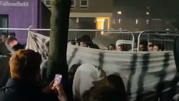 University of Manchester students tear down COVID lockdown fences - Sputnik International