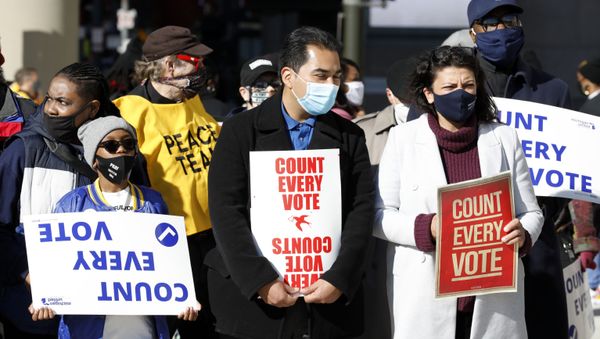 Rep, Rashida Talib(R) D-MI walks with protestors who want every vote counted from the 2020 presidential election, march down Woodward Avenue on November 4, 2020 in Detroit, Michigan. - Sputnik International