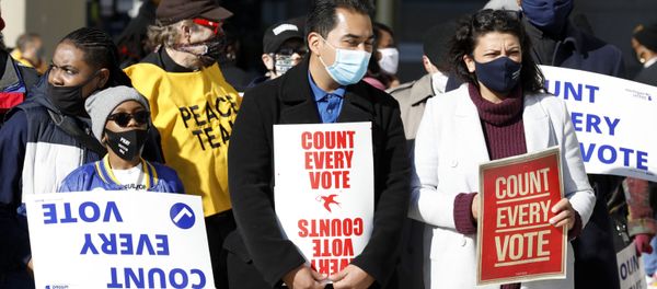 Rep, Rashida Talib(R) D-MI walks with protestors who want every vote counted from the 2020 presidential election, march down Woodward Avenue on November 4, 2020 in Detroit, Michigan. - Sputnik International