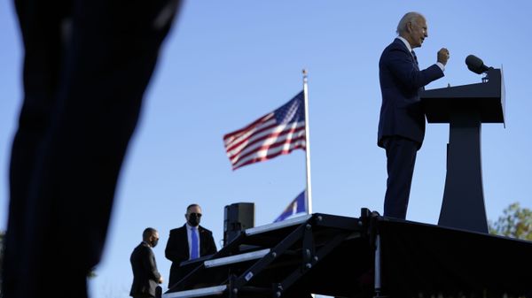 As U.S. Secret Service agents watch, Democratic presidential candidate former Vice President Joe Biden speaks at Gettysburg National Military Park in Gettysburg, Pa., Tuesday, Oct. 6, 2020. - Sputnik International