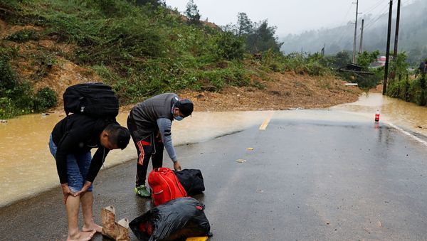 Men prepare to cross a mudslide blocking a road after the passage of Storm Eta, in Purulha, Baja Verapaz, Guatemala November 6, 2020. - Sputnik International