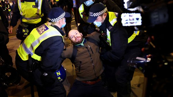 A man is detained by police officers as protestors from the Million Mask March and anti lockdown protesters demonstrate, amid the coronavirus (COVID-19) outbreak in London, Britain November 5, 2020. A man is detained by police officers as protestors from the Million Mask March and anti lockdown protesters demonstrate, amid the coronavirus (COVID-19) outbreak in London, Britain November 5, 2020. - Sputnik International