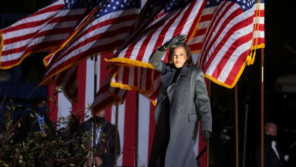 Democratic U.S. vice presidential candidate Kamala Harris waves ahead of giving remarks during an event, in Philadelphia, Pennsylvania, November 2, 2020. REUTERS/Jonathan Ernst - Sputnik International