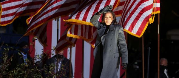 Democratic U.S. vice presidential candidate Kamala Harris waves ahead of giving remarks during an event, in Philadelphia, Pennsylvania, November 2, 2020. REUTERS/Jonathan Ernst - Sputnik International