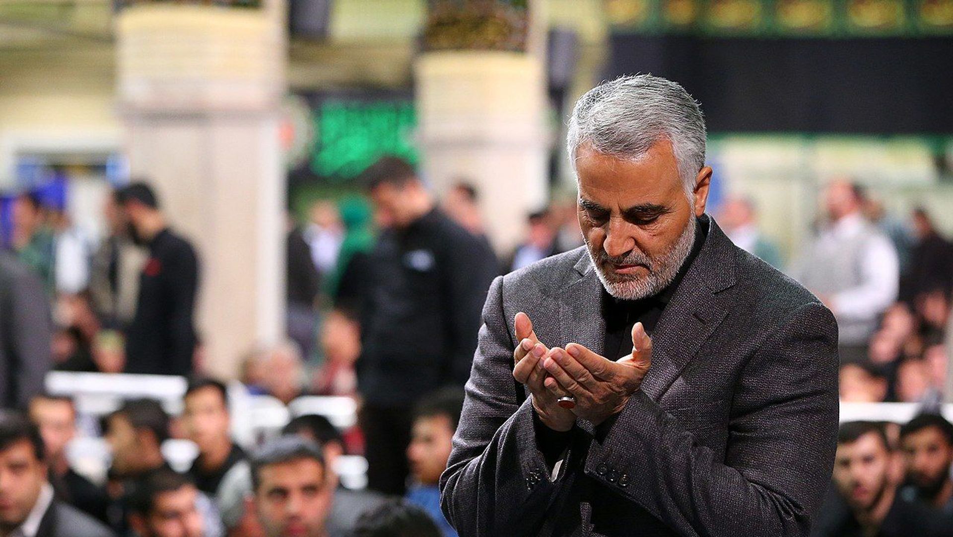Qasem Soleimani Saying Prayer in Imam Khomeini Hossainiah in Tehran Qasem Soleimani Saying Prayer in Imam Khomeini Hossainiah in Tehran - Sputnik International, 1920, 08.05.2021