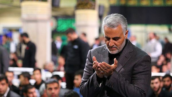 Qasem Soleimani Saying Prayer in Imam Khomeini Hossainiah in Tehran - Sputnik International