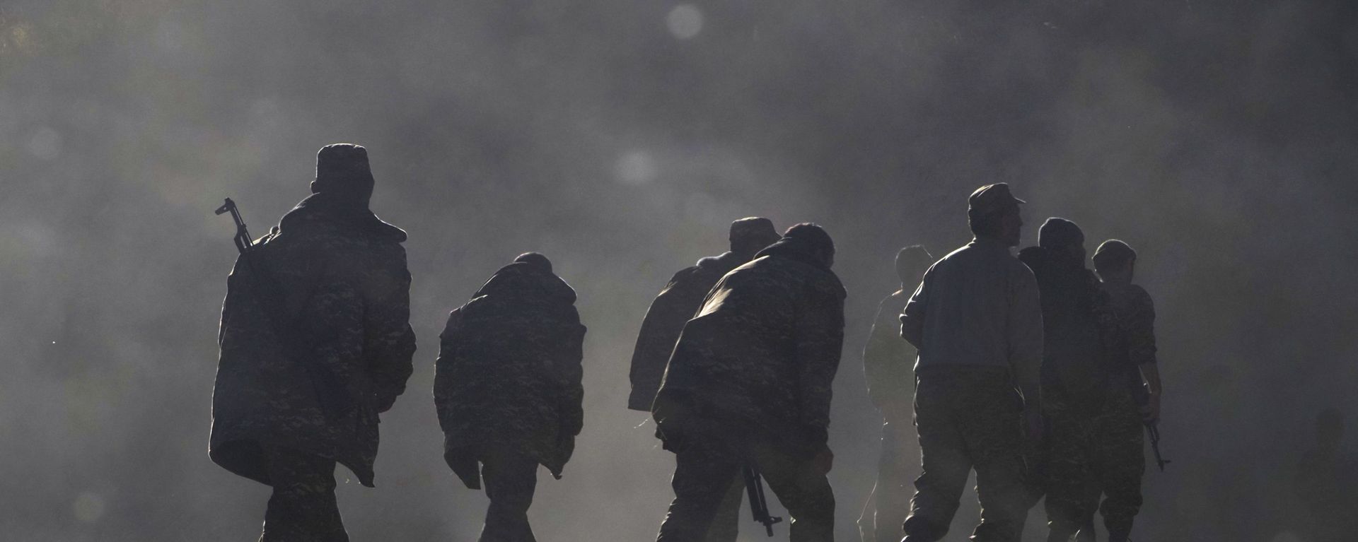 Ethnic Armenian soldiers walk along the road near the border between Nagorno-Karabakh and Armenia, Sunday, Nov. 8, 2020. Ethnic Armenian soldiers walk along the road near the border between Nagorno-Karabakh and Armenia, Sunday, Nov. 8, 2020. - Sputnik International, 1920, 14.09.2022