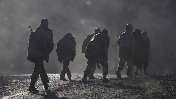 Ethnic Armenian soldiers walk along the road near the border between Nagorno-Karabakh and Armenia, Sunday, Nov. 8, 2020. - Sputnik International