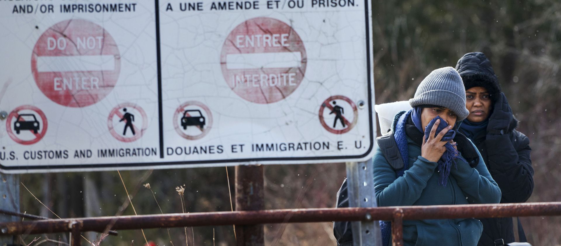 Two people, who later indicated to officials they are from Sudan, hesitate as they listen to a Royal Canadian Mounted Police officer tell them they will be taken into custody just before they crossed into Canada from Perry Mills, N.Y., near Hemmingford, Quebec, Sunday, Feb. 26, 2017 Two people, who later indicated to officials they are from Sudan, hesitate as they listen to a Royal Canadian Mounted Police officer tell them they will be taken into custody just before they crossed into Canada from Perry Mills, N.Y., near Hemmingford, Quebec, Sunday, Feb. 26, 2017 - Sputnik International, 1920, 10.11.2020