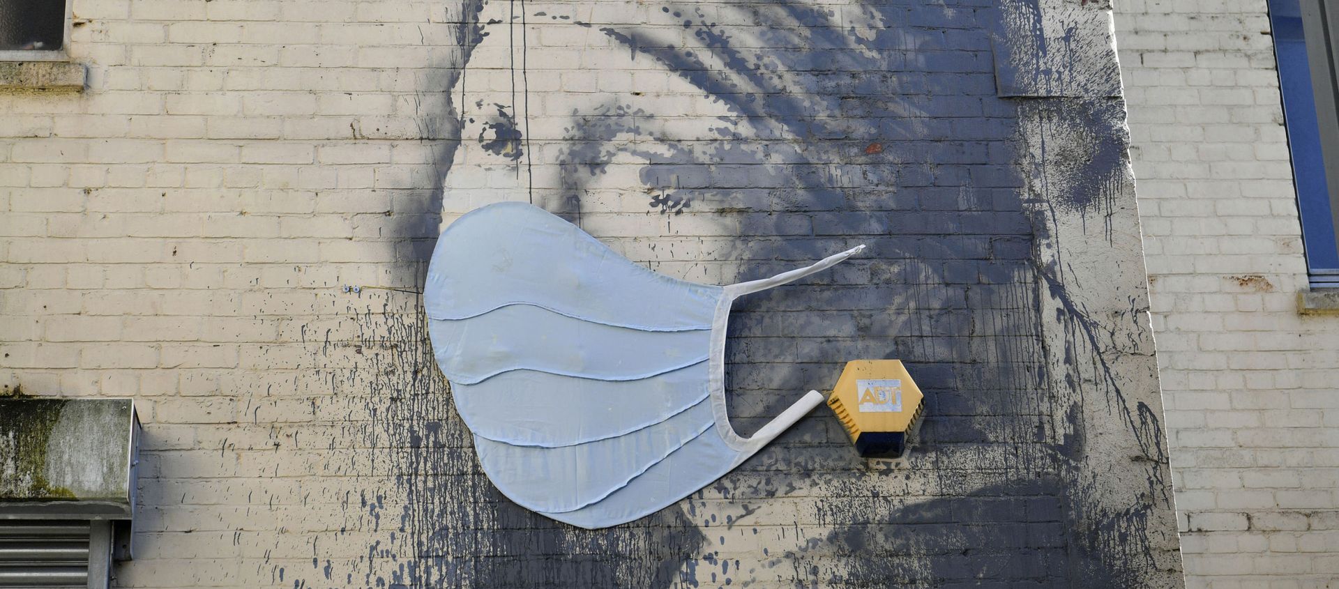 Banksy's Girl with a Pierced Eardrum mural has been given a face mask in a nod to the coronavirus pandemic as the UK continues in lockdown to help curb the spread of the coronavirus, in Bristol, England, Wednesday April 22, 2020 Banksy's Girl with a Pierced Eardrum mural has been given a face mask in a nod to the coronavirus pandemic as the UK continues in lockdown to help curb the spread of the coronavirus, in Bristol, England, Wednesday April 22, 2020 - Sputnik International, 1920, 23.01.2021