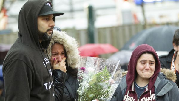 Mourners grieve at a vigil in April 2018 in Toronto, Canada after Alek Minassian drove a van into a crowd. - Sputnik International