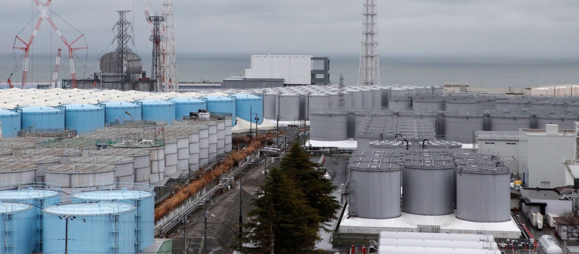 Storage tanks for radioactive water are seen at tsunami-crippled Fukushima Daiichi nuclear power plant - Sputnik International, 1920, 10.11.2020