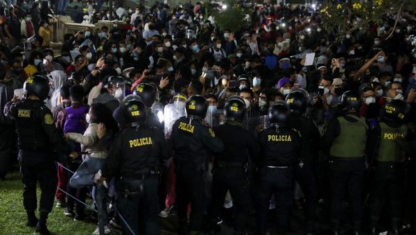 Demonstrators clash with police during a protest against the impeachment of Peru's President Martin Vizcarra after he was ousted by Congress, in Lima, Peru November 9, 2020 - Sputnik International