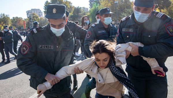 Police officers detain a demonstrator during a protest, which was organized by 17 opposition parties, against the prime minister's decision to sign a ceasefire deal with Baku , at Independance Square, in Yerevan, Armenia - Sputnik International
