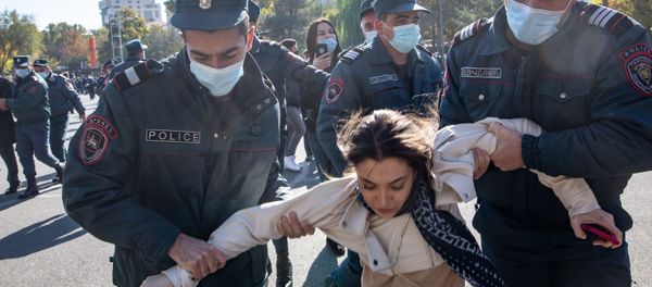 Police officers detain a demonstrator during a protest, which was organized by 17 opposition parties, against the prime minister's decision to sign a ceasefire deal with Baku , at Independance Square, in Yerevan, Armenia - Sputnik International