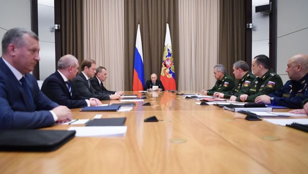 Russian President Vladimir Putin meets with the defenсe ministry leadership, heads of federal agencies and defenсe industry enterprises at the Bocharov Ruchei residence in the resort city of Sochi, Russia. Russian President Vladimir Putin meets with the defenсe ministry leadership, heads of federal agencies and defenсe industry enterprises at the Bocharov Ruchei residence in the resort city of Sochi, Russia. - Sputnik International