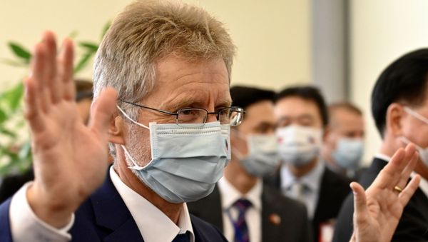 Czech Senate President Milos Vystrcil waves upon his arrival at airport in Taoyuan on 30 August 2020. - A Czech delegation arrived in Taipei on 30 August in the second high-profile foreign visit to Taiwan this month, thwarting authoritarian China's campaign to keep the democratic island isolated from the rest of the world. - Sputnik International