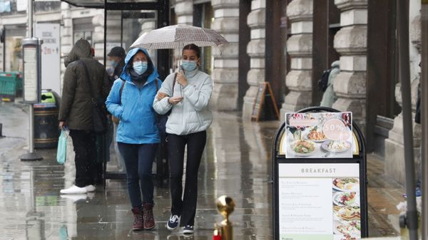 People wearing masks to help prevent the spread of the coronavirus walk along Regent Street in London, Thursday, Oct. 29, 2020. Around 100,000 people are catching the coronavirus every day in England, according to the latest Imperial College London study. People wearing masks to help prevent the spread of the coronavirus walk along Regent Street in London, Thursday, Oct. 29, 2020. Around 100,000 people are catching the coronavirus every day in England, according to the latest Imperial College London study. - Sputnik International