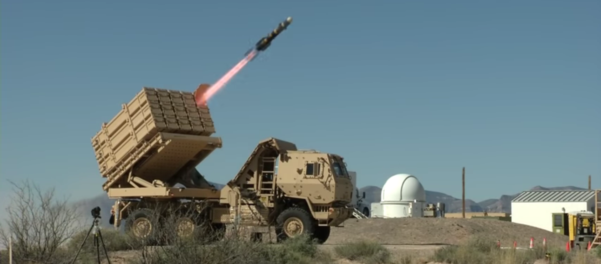 A Longbow Hellfire Missile is test-fired from a Multi Mission Launcher (MML) at White Sands Missile Range in New Mexico. A Longbow Hellfire Missile is test-fired from a Multi Mission Launcher (MML) at White Sands Missile Range in New Mexico. - Sputnik International, 1920, 11.11.2020