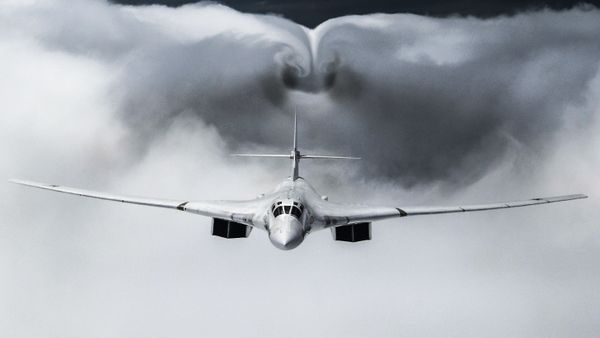 A Tupolev Tu-160 strategic bomber during a flypast in Moscow during the military parade to commemorate the 75th anniversary of Victory in World War II - Sputnik International