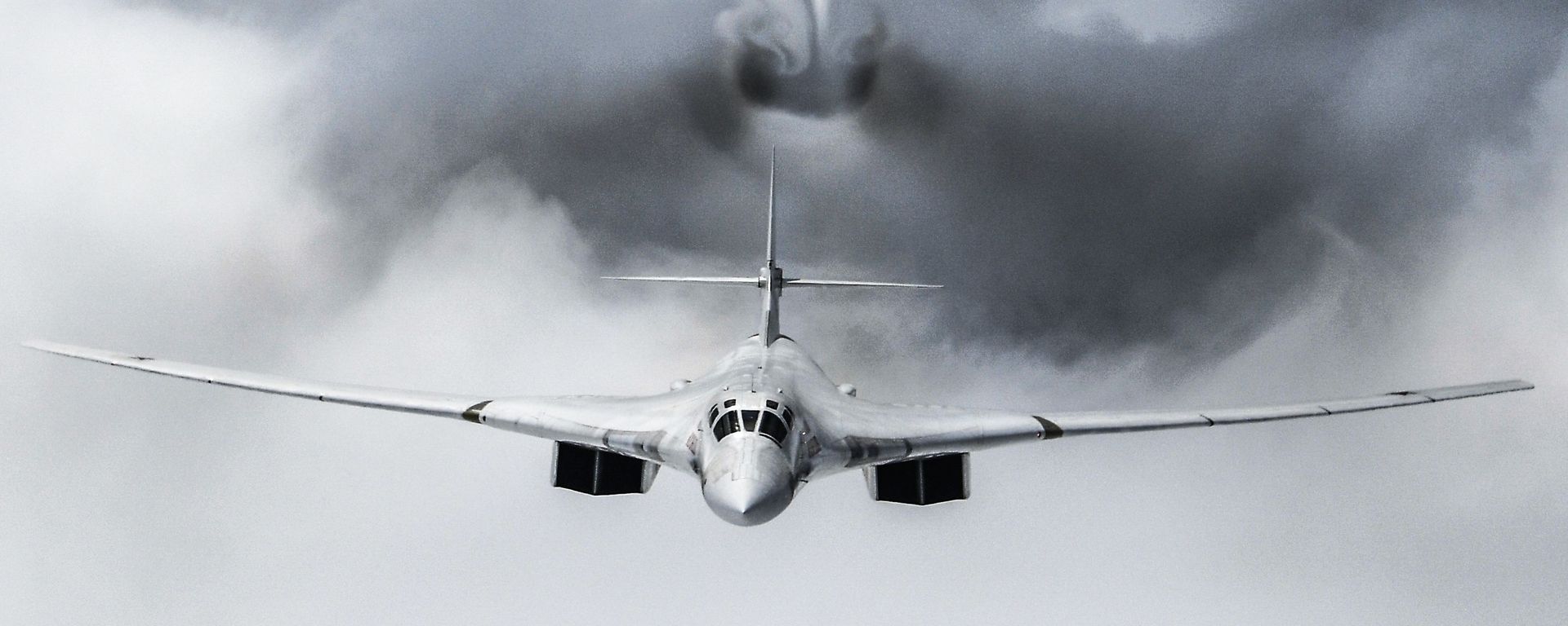 A Tupolev Tu-160 strategic bomber during a flypast in Moscow during the military parade to commemorate the 75th anniversary of Victory in World War II - Sputnik International, 1920, 12.11.2021