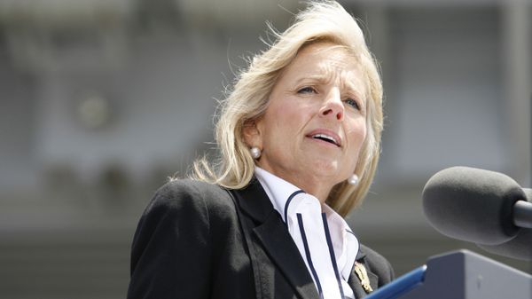 Dr Jill Biden speaks to sailors in front of the USS Ronald Reagan at the Naval Air Station North Island in Coronado, California, Thursday, 14 May 2009. - Sputnik International