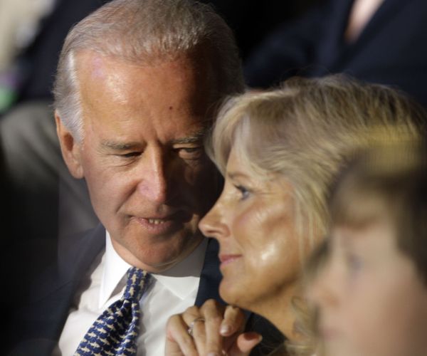 The Democrats' vice-presidential candidate, Delaware senator Joe Biden, and wife Jill, talk as they take their seats at the Democrat National Convention in Denver, Colorado, Monday, 25 August 2008. The Democrats' vice-presidential candidate, Delaware senator Joe Biden, and wife Jill, talk as they take their seats at the Democrat National Convention in Denver, Colorado, Monday, 25 August 2008. - Sputnik International