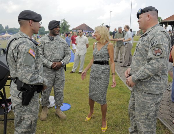 Jill Biden, wife of vice-president Joe Biden, talks with soldiers during the celebrations on Independence Day at Kessler field, a US Army Garrison, in Schweinfurt, southern Germany, on Saturday, 4 July 2009. Jill Biden, wife of vice-president Joe Biden, talks with soldiers during the celebrations on Independence Day at Kessler field, a US Army Garrison, in Schweinfurt, southern Germany, on Saturday, 4 July 2009. - Sputnik International