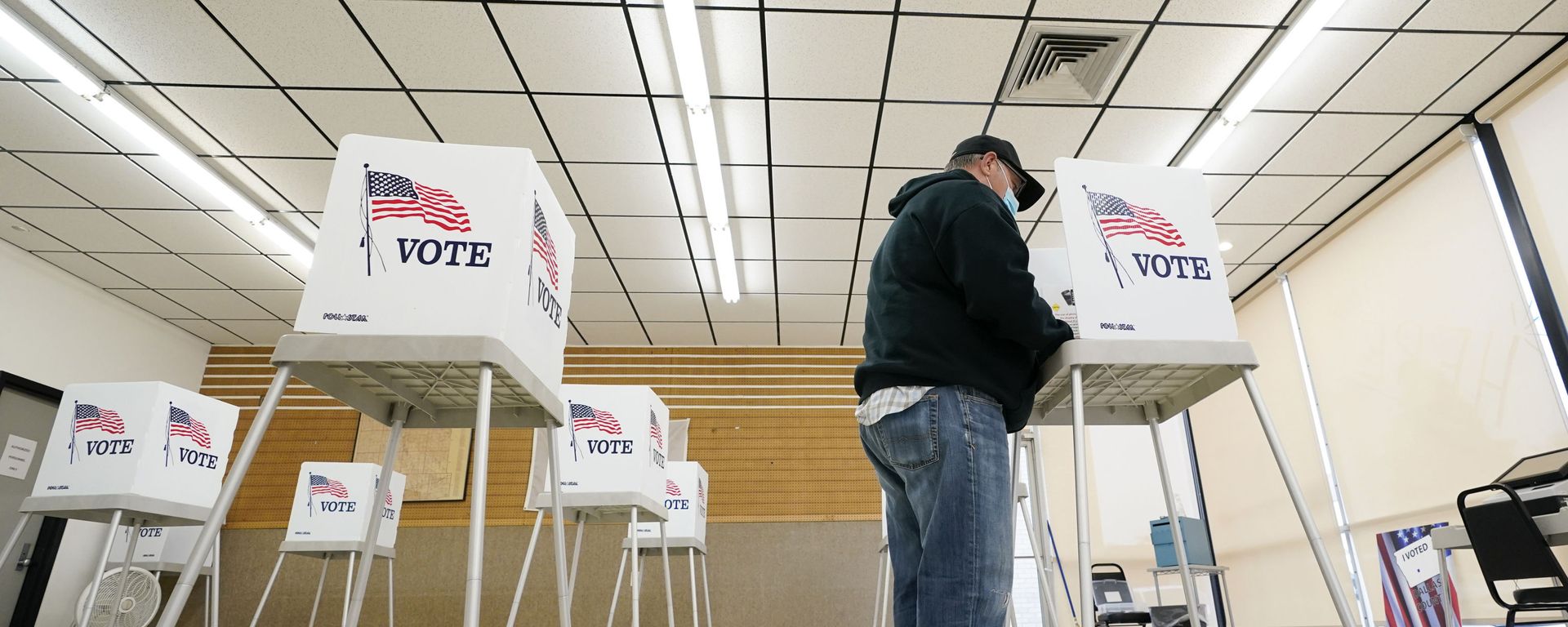 In this Oct. 20, 2020, file photo, Kelly Wingfield, of Urbandale, Iowa, fills out his ballot during early voting for the general election in Adel, Iowa. As it has for more than 170 years, The Associated Press will count the vote and report the results of presidential, congressional and state elections quickly, accurately and without fear or favor on Nov. 3 and beyond. - Sputnik International, 1920, 02.11.2021