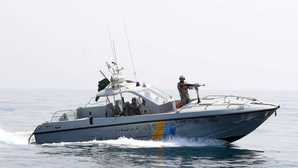 Members of Saudi border guard patrol the area surrounding of the Ashiq island, in the southern Jizan province near the border with Yemen on April 1, 2015. - Sputnik International