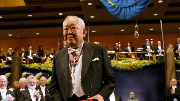 Masatoshi Koshiba of Japan bows after receiving the Nobel Prize in Physics from King Carl Gustaf of Sweden (not pictured) during a ceremony at the Concert Hall in Stockholm, 10 December 2002 - Sputnik International