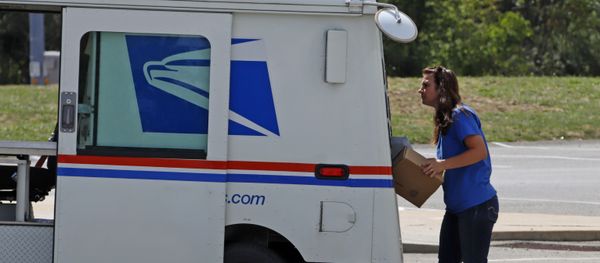 A postal worker loads a delivery vehicle at the United States Post Office in Cranberry Township, Pennsylvania, 19 August 2020 - Sputnik International