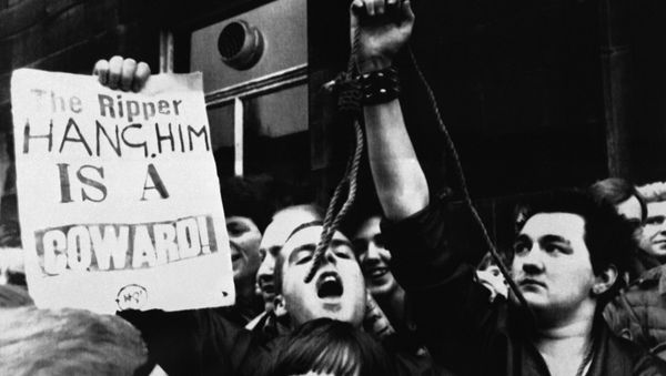 People demonstrating for Peter Sutcliffe to be executed after his arrest in 1980 - Sputnik International