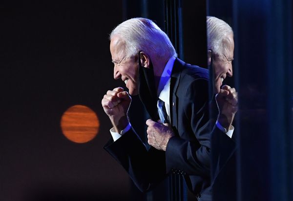 The US presidential candidate for the Democrats, Joe Biden, gestures to the crowd after he delivered remarks in Wilmington, Delaware, on 7 November 2020. The US presidential candidate for the Democrats, Joe Biden, gestures to the crowd after he delivered remarks in Wilmington, Delaware, on 7 November 2020. - Sputnik International