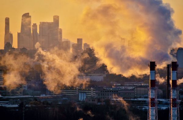 Smoke from power-plant pipes rises into the sky as the Moscow City district is seen in the background. Smoke from power-plant pipes rises into the sky as the Moscow City district is seen in the background. - Sputnik International