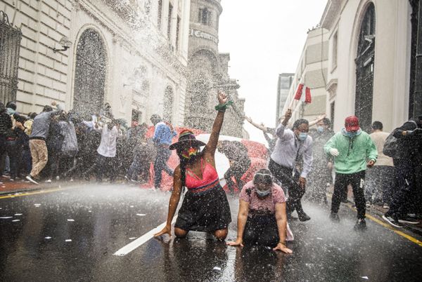 Supporters of ousted Peruvian President Martin Vizcarra, who was removed in an impeachment vote late Monday, demonstrate against the new government in Lima on 10 November 2020. Supporters of ousted Peruvian President Martin Vizcarra, who was removed in an impeachment vote late Monday, demonstrate against the new government in Lima on 10 November 2020. - Sputnik International