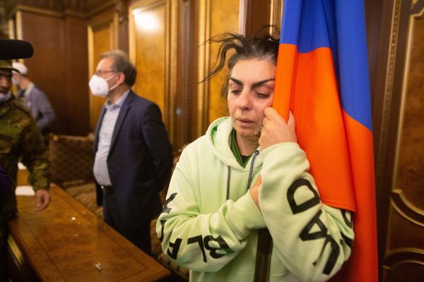 Protesters wait inside the parliament's building in Yerevan. Armenians are dissatisfied with Prime Minister Pashinyan's announcement about the end of war in Nagorno-Karabakh and surrendered territories. Protesters wait inside the parliament's building in Yerevan. Armenians are dissatisfied with Prime Minister Pashinyan's announcement about the end of war in Nagorno-Karabakh and surrendered territories. - Sputnik International