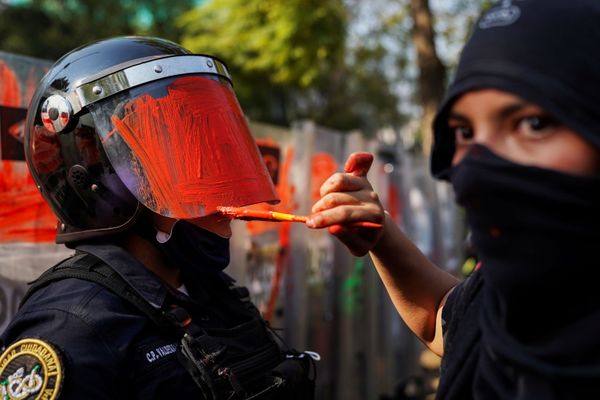 A member of a feminist collective paints the helmet of a riot police officer during a protest against gender and police violence, in Mexico City, Mexico 11 November 2020. A member of a feminist collective paints the helmet of a riot police officer during a protest against gender and police violence, in Mexico City, Mexico 11 November 2020. - Sputnik International