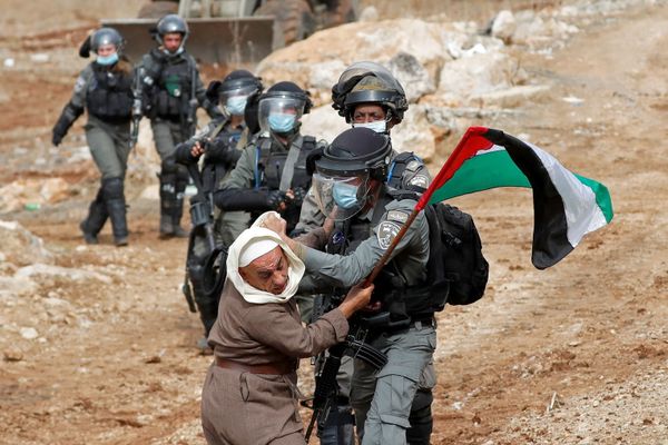 A Palestinian demonstrator scuffles with an Israeli border police member during a protest against Jewish settlements and US President Donald Trump, in Beit Dajan in the Israeli-occupied West Bank 6 November 2020. A Palestinian demonstrator scuffles with an Israeli border police member during a protest against Jewish settlements and US President Donald Trump, in Beit Dajan in the Israeli-occupied West Bank 6 November 2020. - Sputnik International