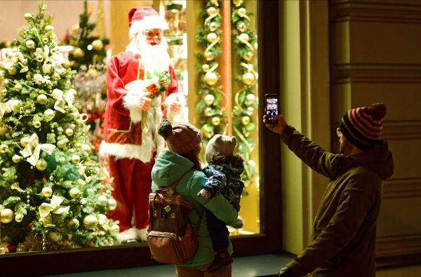 A passer-by takes a picture of Santa Claus in Nikolskaya Street in Moscow. A passer-by takes a picture of Santa Claus in Nikolskaya Street in Moscow. - Sputnik International