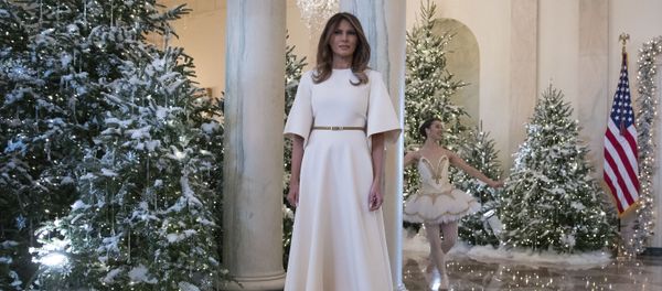 First lady Melania Trump pauses as a ballerina performs a piece from The Nutcracker behind her among the 2017 holiday decorations in the Grand Foyer of the White House in Washington, 27 November 2017 First lady Melania Trump pauses as a ballerina performs a piece from The Nutcracker behind her among the 2017 holiday decorations in the Grand Foyer of the White House in Washington, 27 November 2017 - Sputnik International