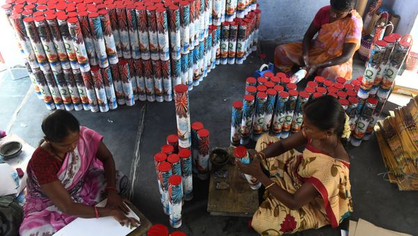 In this photograph, taken on 14 October 2019, workers produce firecrackers at a manufacturing unit involved in the production of different varieties of firecrackers ahead of the Hindu festival of Diwali, in Sivakasi - Sputnik International