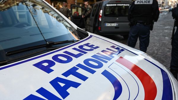 A French police officer stands next to a French Police Nationale car as soldiers of the anti-terror Vigipirate plan, part of the Operation Sentinelle, stand in the background, on December 3, 2019 in Lille, northern France. - Sputnik International